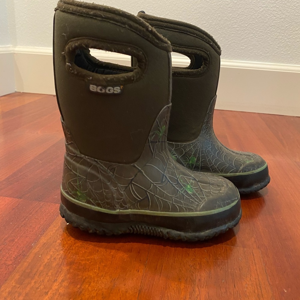 Spider Bogs boys size 8
